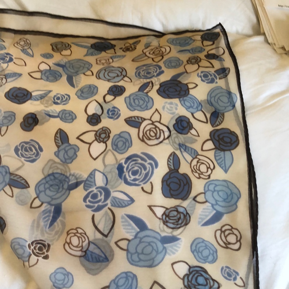 Like-New Mixed blues Flowered scarf - Picture 2 of 4